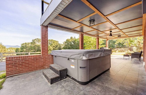 Stanley House | Huge Farmhouse getaway hot tub, sauna, pool, games near Shenandoah and Caverns