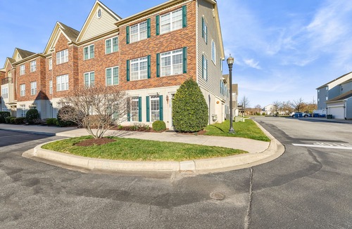 Villages of Five Points House | Huge well decorated townhouse in 5 Points Four + bedrooms and Two Living areas.