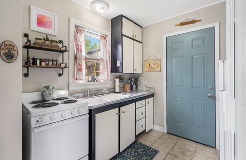 Rockaway Beach Apartment | Hummingbird Hideway Peaceful Lake View Cottage