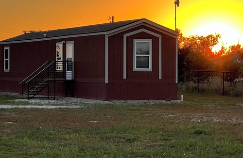 Yancey House | Impeccably Clean 2 Bed/ 2 Bath Country Home