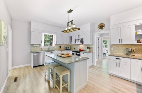 Waycross House | In town, billiard table, 6 hole golf, barbecue, pong, wet bar, free max/prime tv