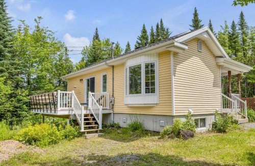 Saint-Brigitte-de-Laval Ski Chalet | Initial Yellow Lac-Beauport