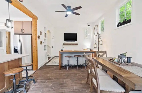 Batesville Cabin | Inn at the Woods: Updated Cabin w/Mountain Views