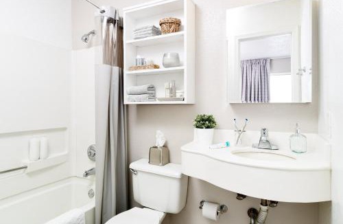 Hunt Club Hotel | Intown Suites Extended Stay West Palm Beach FL - Military Trail Rd