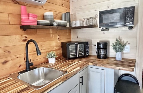 Fort Kent Mills Cabin | J19 North King Suite Stay & Ride Direct Trail Access In Town WiFi Room for 7