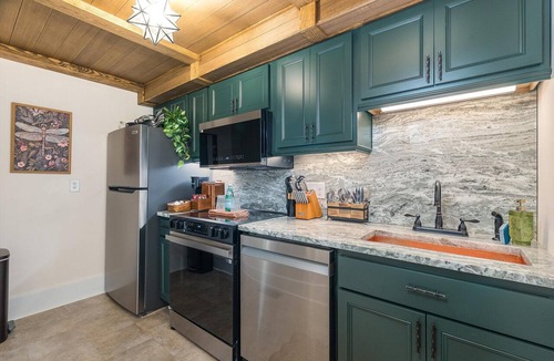 Staunton Apartment | Jungalu: Lush Jungle Retreat Downtown