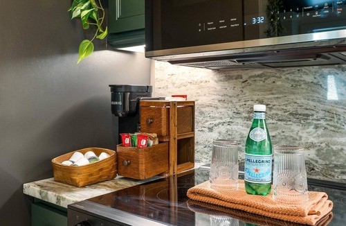 Staunton Apartment | Jungalu: Lush Jungle Retreat Downtown