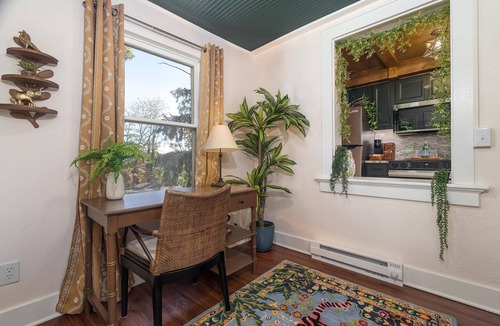 Staunton Apartment | Jungalu: Lush Jungle Retreat Downtown