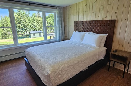 Greenville Junction Hotel | Juniper Motel-Deluxe Double Queen*RM7*Pet Friendly*Lake Access