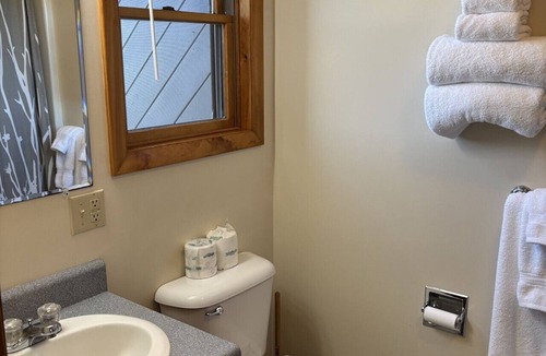 Greenville Junction Bed & Breakfast | Juniper Motel*Double Queen*RM23*Dock*ATV Access*Waterfront*Pet Friendly*Kayak/Boat Rentals