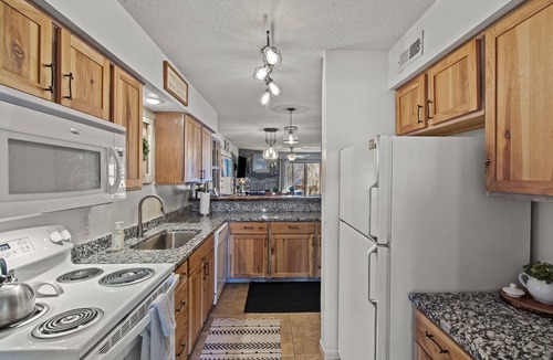 Table Rock Condo | KamAlot Kottage~Luxury Lakeview Condo~Pointe Royale Resort~Pools