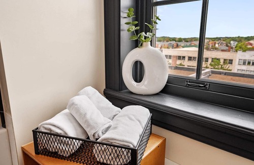 East Liberty Apartment | Kasa | Accessible Studio Near Bakery Square | The Maverick