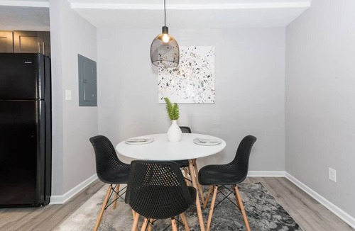 Kettering Apartment | King Canopy Bed I Sofa Bed I Next to Restaurants