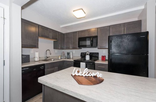 Kettering Apartment | King Canopy Bed I Sofa Bed I Next to Restaurants