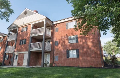 Kettering Apartment | King Canopy Bed I Sofa Bed I Next to Restaurants
