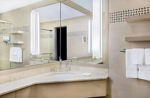 East Cambridge Hotel | King Size & Balcony Unit | Near Harvard & MIT