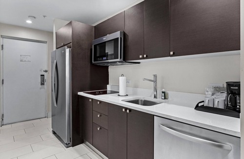 Doral Condo | King Studio with Kitchen – Post Op Recovery