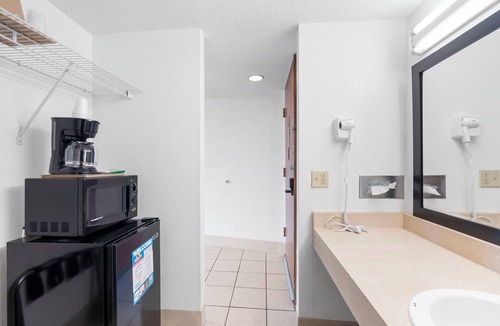 Indian Point Condo | King Suite Retreat on Table Rock Lake | Swim-Up Bar, Marina & More!