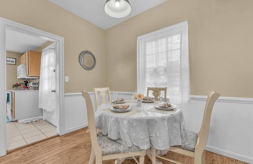 Old Town Fredericksburg House | King VIP- Centrally located, minutes to Mary Washington and I95
