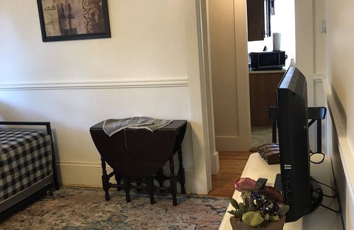Dover Apartment | 💋Kissing Downtown - Parking Spot! Sleeps 5🖐Free Wine🍷