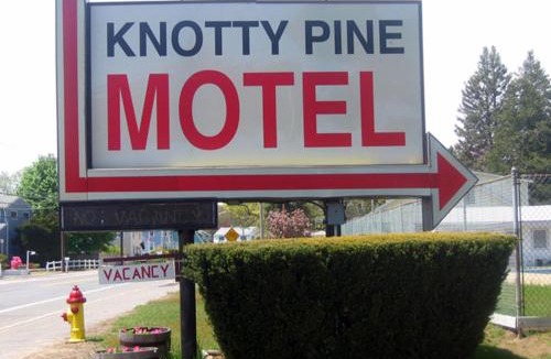 Salisbury Hotel | Knotty Pine Motel
