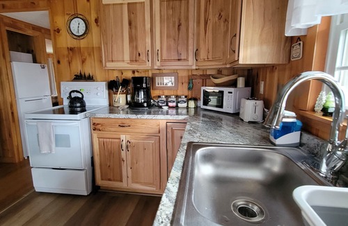 Naples Cabin | ⭐️Lake Access to Sebago Lake, Screen Porch, Fire Pit, 2.7 miles Downtown Naples