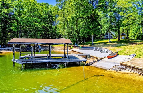 Bumpass House | Lake Anna A-Frame | Beach, Dock & Hot Tub | 5BR