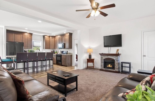 Orange House | Lake Anna Waterfront - Sleeps 21 - Dock for 3 Boats