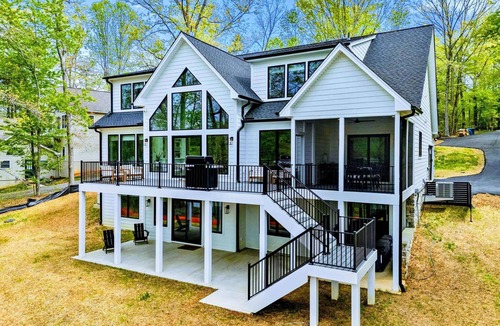 Livingston House | Lakefront Lake Anna 5 Suites, Dock, Hot Tub