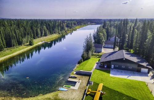 North Pole Apartment | Lakefront Aviators Aurora Retreat