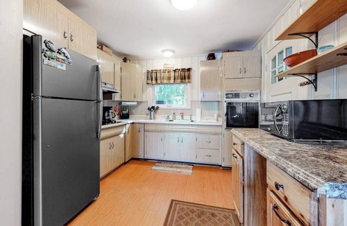 Madison House | Lakefront cottage on Big Pea Porridge Pond w/private dock, beach, kayaks, canoe