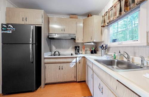Madison House | Lakefront cottage on Big Pea Porridge Pond w/private dock, beach, kayaks, canoe