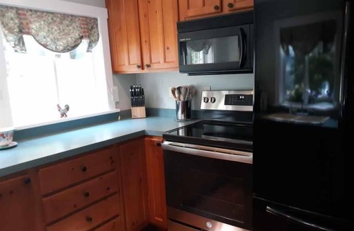 Weare House | Lakefront Cottage on Peaceful Horace Lake
