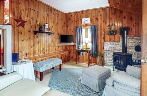 West Newfield Cottage | Lakefront cottage with dock, two kayaks & deck - dog-friendly