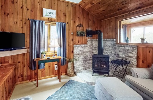 West Newfield Cottage | Lakefront cottage with dock, two kayaks & deck - dog-friendly