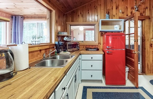 West Newfield Cottage | Lakefront cottage with dock, two kayaks & deck - dog-friendly