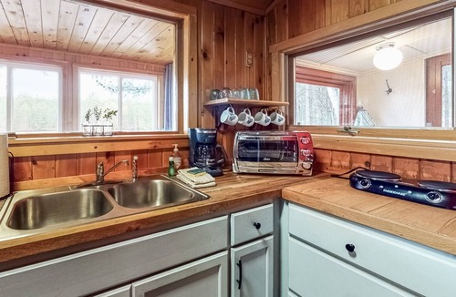 West Newfield Cottage | Lakefront cottage with dock, two kayaks & deck - dog-friendly
