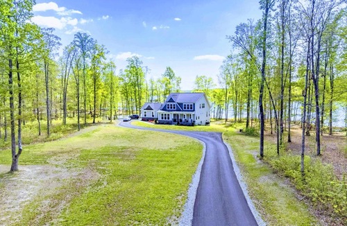 Mineral House | Lakefront with 120' Beach, Views, Wifi @ Lake Anna
