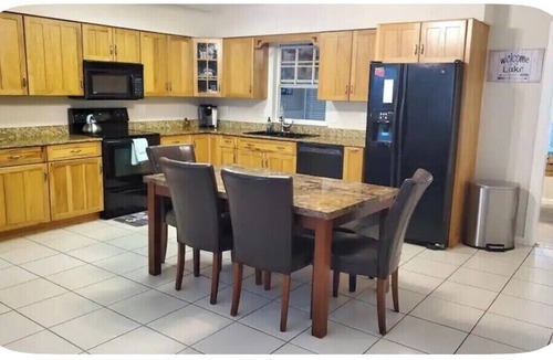 Taylor Creek House | LAKEHOUSE, with dock in backyard. Premier Treasure Island area, 3 bedroom w AC.