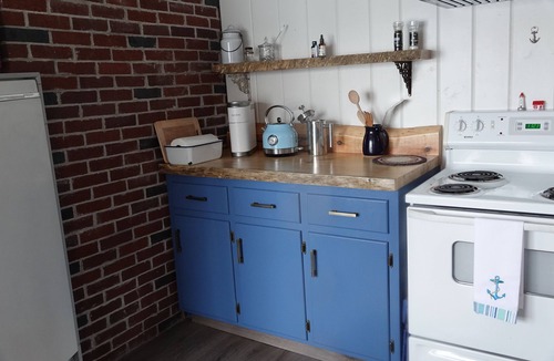 Liberty House | Lakeside cottage, beautiful views, private >> September dates now available!