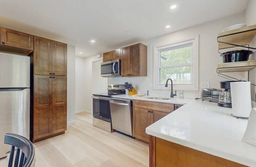 Ossipee House | Lakeside cottage with beautiful water-views and outdoor fire pit