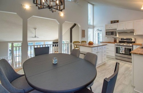 McKellar Cottage | Lakeside Cove - Three Bedroom Cottage, Sleeps 10