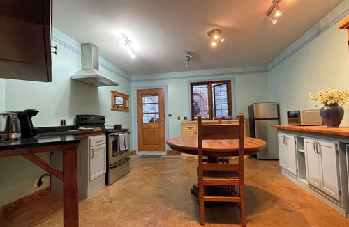 Metro Vancouver Regional District Apartment | Lakeside Lodging. Charming mountain getaway 1-bed studio apt for leisure or work