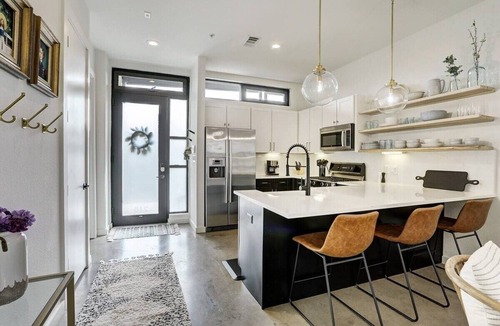 South Lamar Apartment | Lamar Treehouse