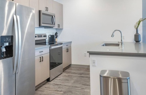 Coraopolis Apartment | Landing | Chic 1BD, Courtyard, Gym