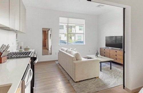 Spring Valley Apartment | Landing | Chic Studio, Gym, Pool