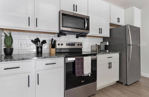 Port Malabar Apartment | Landing | Modern 1BD, Pool, Gym