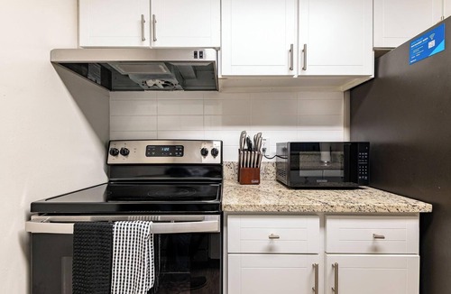 Interchange Square Apartment | Landing | Stylish 2BD, Tennis Court, Gym