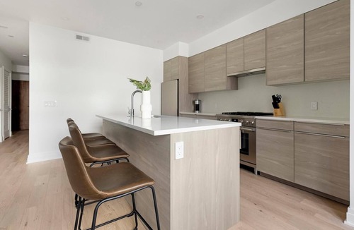 Mount Vernon Square Apartment | Landing | Stylish 2BD in Logan Circle