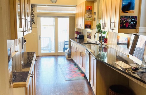 Columbia Heights House | Large 5 Bedroom Townhome 1.6 miles to White House. Near Metro and bus lines